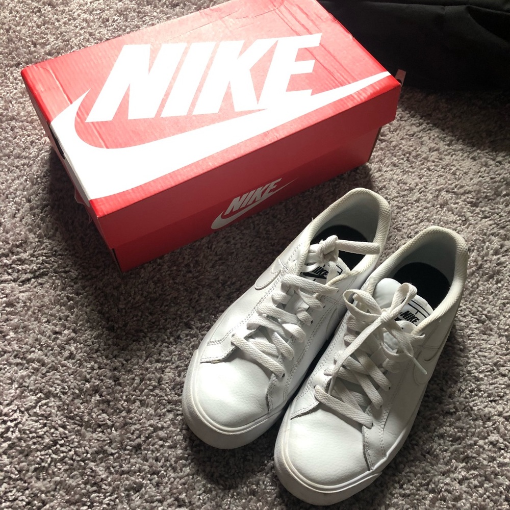Nike court royale